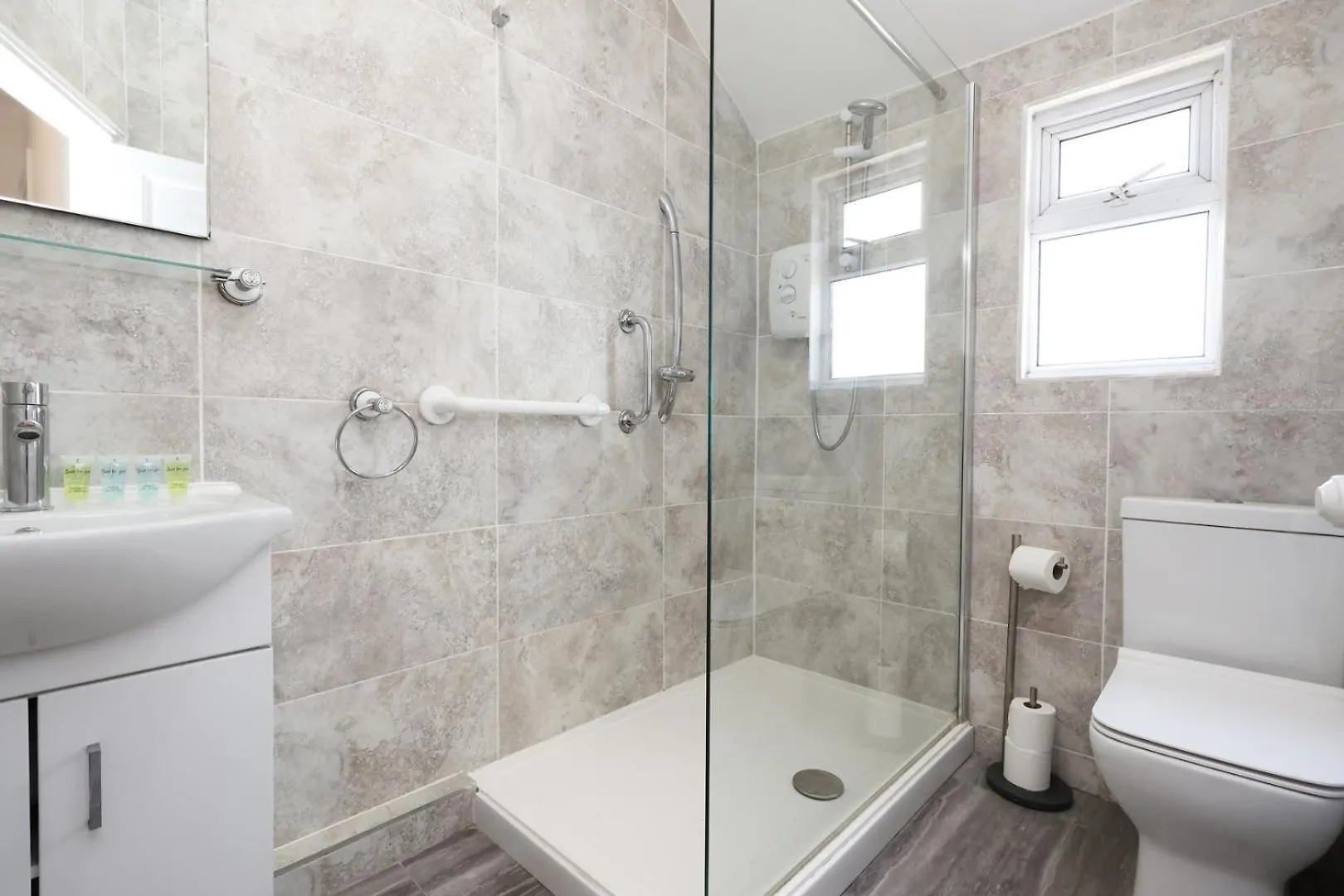 Spacious Cardiff Home With Garden And Wifi! 0*,